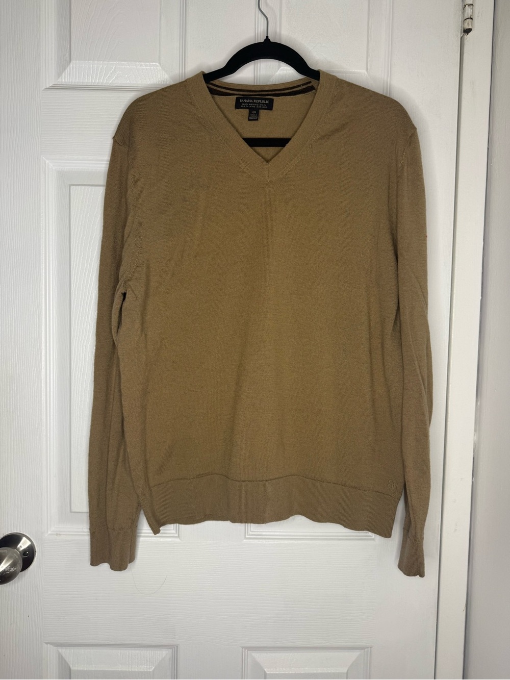 Banana Republic Men's V-Neck Sweater in Camel/Tan